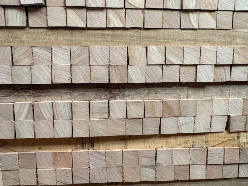 Listones de madera para fabricar mangos de herramientas, apilados